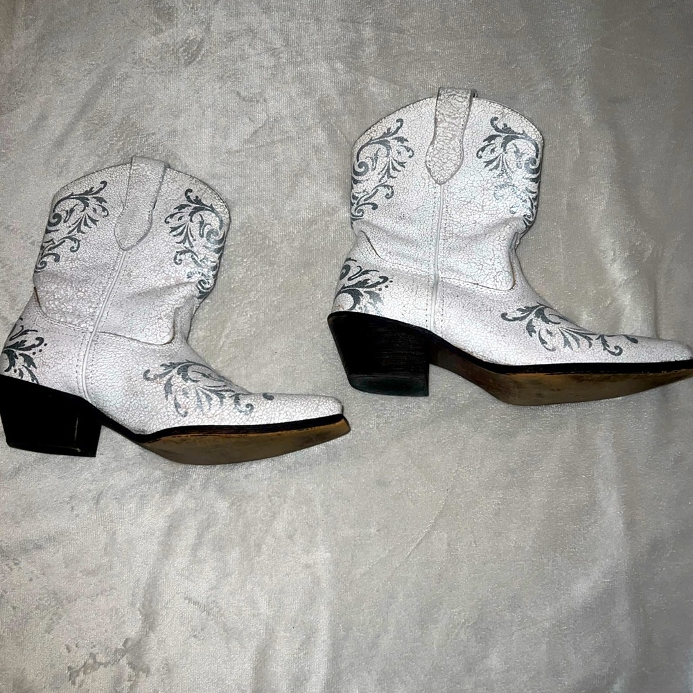 Laredo… BEAUTIFUL Shiny Leather White and Silver Cowgirl Boots…Size 7M… LIKE NEW